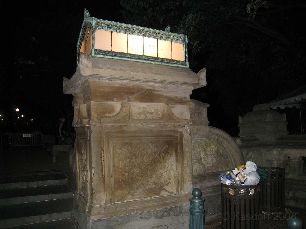 Wash DC 2009 5575.jpg - Lights on the steps of the capitol building.